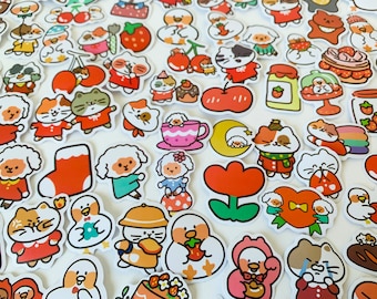 以下が含まれることがあります： 様々な漫画のキャラクターや食べ物をフィーチャーした、カラフルなダイカットステッカーのコレクション。ステッカーには、猫、犬、アヒル、イチゴ、リンゴ、その他のキュートなデザインが含まれています。ステッカーは様々な形とサイズで、白い縁取りがあります。