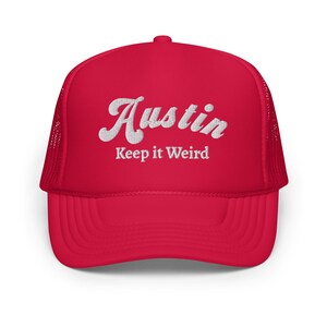 Może przedstawiać: Czerwona czapka trucker z białym haftem z napisem "Austin Keep it Weird".