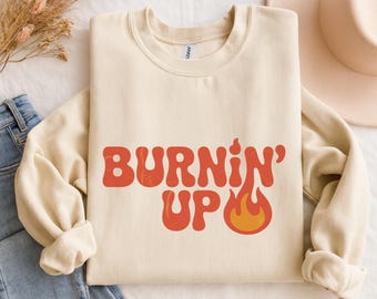 Burnin’ Up Sweatshirt Travel – Retro Flame Graphic Crewneck, Vintage Groovy Fire Pullover