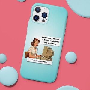 Könnte beinhalten: Hellblaue Handyhülle mit einem Retro-Bild einer Frau an einem Computer, mit dem Text "Apparently my job is fixing problems you created. You're welcome." auf einem rosa Hintergrund mit hellblauen Kugeln.