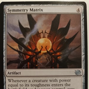 Könnte beinhalten: Eine Magic: The Gathering Karte, die eine große, komplizierte, metallische Struktur mit einer leuchtenden orangefarbenen Kugel in der Mitte zeigt. Die Karte trägt den Titel "Symmetrie-Matrix" und hat Mana-Kosten von 4. Der Kartentext lautet: "Artefakt. Wann immer eine Kreatur mit Stärke gleich ihrer Widerstandsfähigkeit das Schlachtfeld unter deiner Kontrolle betritt, kannst du 1 bezahlen. Wenn du dies tust, ziehe eine Karte. "Perfektion zu erreichen ist einfach. Schau zu, ich werde es zweimal tun." -Mishra"