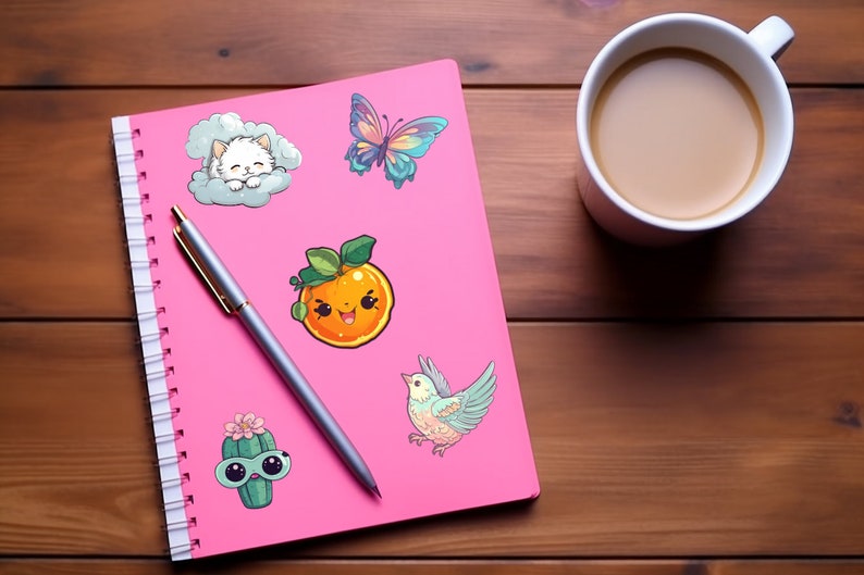 Pode incluir: Um caderno rosa com espiral e uma variedade de adesivos coloridos. Os adesivos incluem um gato dormindo em uma nuvem, uma borboleta, uma laranja sorridente, um cacto de &oacute;culos de sol e um p&aacute;ssaro.