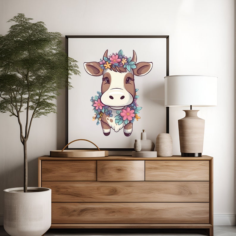 Pode incluir: Uma ilustra&ccedil;&atilde;o de desenho animado de uma vaca marrom e branca com uma coroa de flores. A vaca tem um nariz rosa e grandes olhos castanhos. O fundo &eacute; branco.