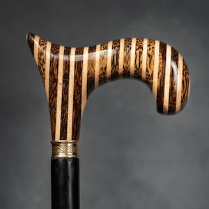 Handgefertigter Multiwood Gehstock | Rosa Streifen Gehstock aus Holz | Ergonomischer Griff für Männer & Frauen | Stilvolle Geschenk Cane