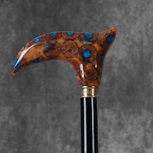 Bastón artesanal de palisandro: incrustaciones de resina epoxi azul, collar de latón.