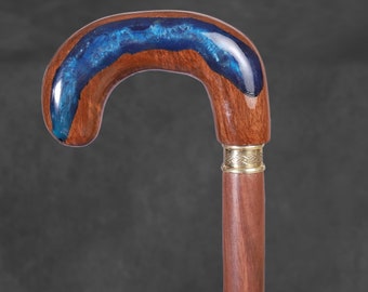 Bengala artesanal em madeira de jacarandá com cabo Derby em resina epóxi azul, ideal para homens.