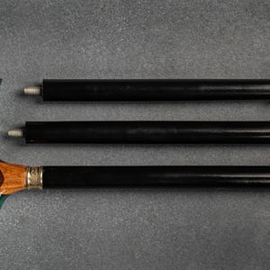 Puede incluir: Bandeja de servir de madera hecha a mano con acabado natural. Forma rectangular con bordes elevados y asas integradas. La veta de la madera es visible, mostrando el encanto r&uacute;stico. Dimensiones: 45.7 cm de largo, 30.5 cm de ancho y 5.1 cm de alto.