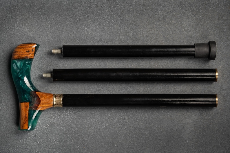 Puede incluir: Bandeja de servir de madera hecha a mano con acabado natural. Forma rectangular con bordes elevados y asas integradas. La veta de la madera es visible, mostrando el encanto r&uacute;stico. Dimensiones: 45.7 cm de largo, 30.5 cm de ancho y 5.1 cm de alto.