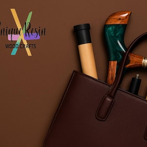 Puede incluir: Un bolso tote de cuero marr&oacute;n contiene bastones de madera y accesorios. Un bast&oacute;n tiene un mango verde y marr&oacute;n. La imagen incluye el texto "Unique Resin Wood Crafts" en una fuente estilizada.