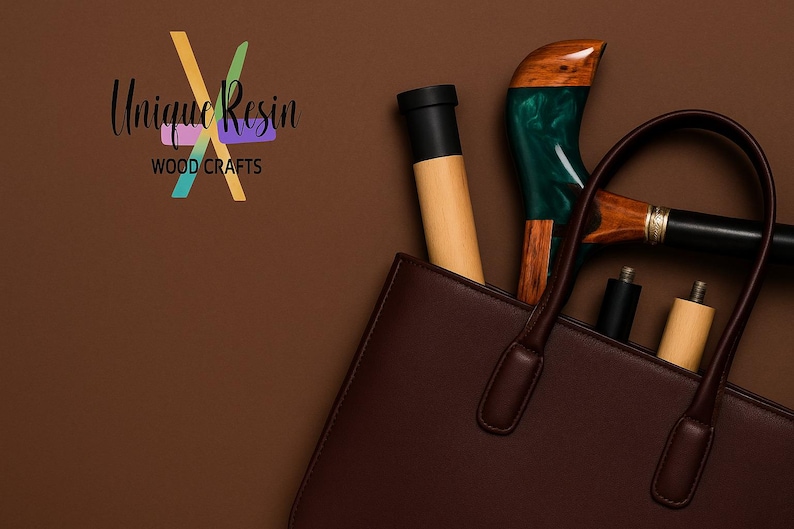 Puede incluir: Un bolso tote de cuero marr&oacute;n contiene bastones de madera y accesorios. Un bast&oacute;n tiene un mango verde y marr&oacute;n. La imagen incluye el texto "Unique Resin Wood Crafts" en una fuente estilizada.