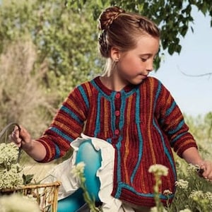 Può includere: Un cardigan a maglia a righe colorate nei toni del rosso, turchese e oro. Il maglione con bottoni è indossato da una persona con una gonna bianca e leggings turchesi. Il cardigan presenta righe verticali e uno scollo tondo, perfetto per un guardaroba per bambini.