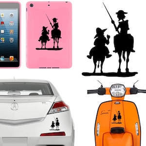Puede incluir: Pegatina de silueta negra de dos figuras a caballo. Las figuras llevan sombreros y van una al lado de la otra. La pegatina se muestra en una tableta rosa, un coche blanco y una scooter naranja.