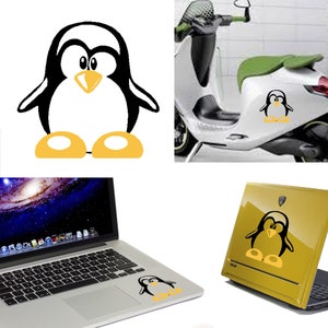 Peut inclure: Un ensemble de trois autocollants de pingouin noir et jaune. Les autocollants sont représentés sur un ordinateur portable, un scooter et un fond blanc.