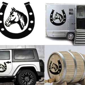 以下が含まれることがあります： 白い背景に、蹄鉄のデザインの中に、黒と白の馬の頭のシルエット。デザインは、黒いジープと白い馬のトレーラーにもあります。同じデザインの木製の樽も表示されています。