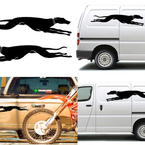 Könnte beinhalten: Drei schwarze Silhouette-Aufkleber eines laufenden Windhundes. Die Aufkleber sind auf einem weißen Transporter und einem braunen Pick-up zu sehen. Die Aufkleber sind in verschiedenen Größen erhältlich.