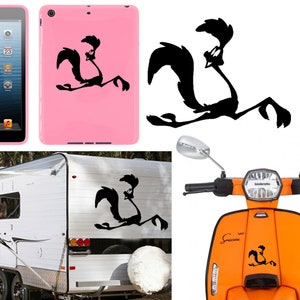 Puede incluir: Silueta en blanco y negro del personaje de dibujos animados Road Runner. La imagen muestra al Correcaminos corriendo con las piernas extendidas. La imagen se muestra en un iPad rosa, una caravana blanca y una scooter naranja.