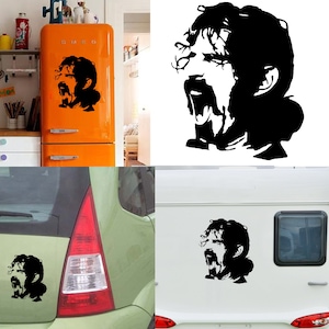 以下が含まれることがあります： 長く黒髪とひげを生やした人のシルエットが白黒で描かれています。口は叫び声のように大きく開いています。この画像は、車、冷蔵庫、ラップトップなど、さまざまな表面に貼ることができるステッカーです。