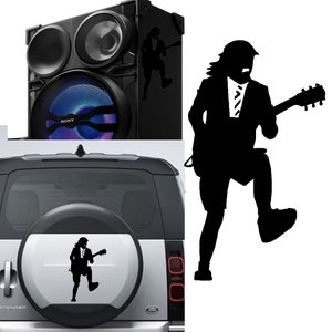 Op de afbeelding: Een zwart silhouet van een persoon die gitaar speelt, met een stropdas en lang haar. Het silhouet is op een witte achtergrond.