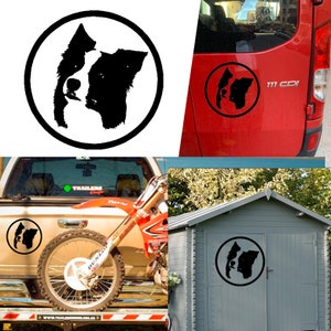 Puede incluir: Silueta en blanco y negro de la cabeza de un perro Border Collie en un círculo. La pegatina se muestra en una camioneta roja, un cobertizo gris y una camioneta blanca con una moto de cross en la parte trasera.