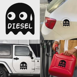 Può includere: Adesivo in vinile nero con un design a forma di fantasma e la scritta "DIESEL" in bianco. L'adesivo è mostrato su un'auto bianca, una tanica di benzina rossa e una Jeep bianca. Il design presenta due grandi occhi e una piccola lacrima.