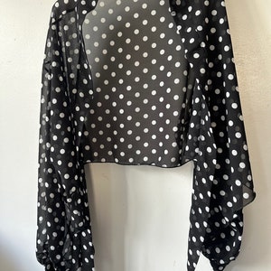 Sarong-Jacke Abendbolero Shrug mit weiten Ärmeln mit Bündchen Black - polka dots