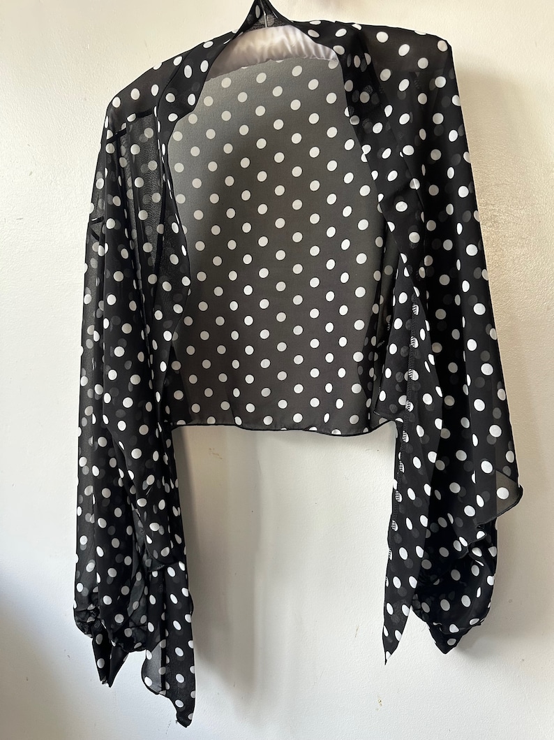 Sarong-Jacke Abendbolero Shrug mit weiten Ärmeln mit Bündchen Black - polka dots