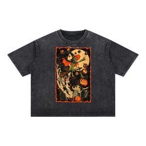 Puede incluir: Una camiseta gris carbón con efecto lavado al ácido que presenta un estampado gráfico rectangular de un esqueleto con sombrero de bruja y capa roja, montado en una escoba frente a una luna llena, rodeado de calabazas y lápidas oscuras.