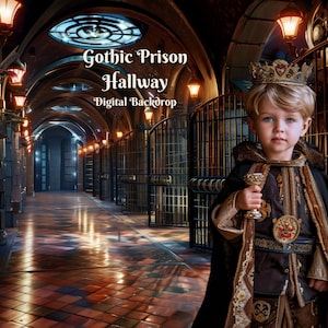Peut inclure: Un jeune garçon habillé en roi se tient dans un couloir sombre et gothique avec des murs en pierre et des grilles en fer. Le couloir est éclairé par des lanternes et a un sol carrelé. Le texte "Gothic Prison Hallway Digital Backdrop" est affiché au-dessus du garçon.
