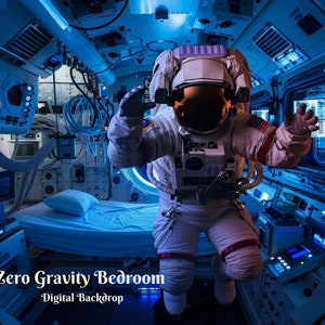 Puede incluir: Un astronauta flota en una habitación de gravedad cero, una sábana de cama azul es visible en el fondo. El texto "Zero Gravity Bedroom - Digital Backdrop" es visible en la parte inferior de la imagen.