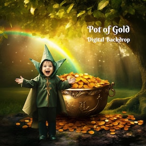 Puede incluir: Un niño vestido de duende se encuentra frente a un pote de oro. El pote está rebosante de monedas de oro y está rodeado de más monedas. Un arcoíris se arquea sobre la escena, que se desarrolla en un bosque.