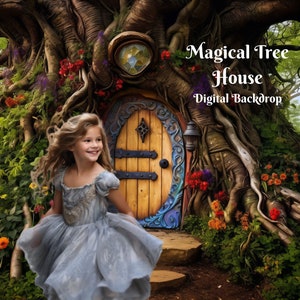 Puede incluir: Una niña pequeña se encuentra frente a una casa de árbol mágica con una gran puerta de madera. La casa del árbol está rodeada de exuberante vegetación y flores. El texto "Magical Tree House Digital Backdrop" es visible en la imagen.