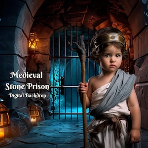 Peut inclure: Une jeune personne vêtue d'une tunique blanche et d'une robe bleue tient un bâton en bois avec une pointe en pierre. Elle se tient dans une cellule de prison en pierre sombre avec une porte en métal et des lanternes.