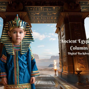 Puede incluir: Una persona joven vestida como un faraón egipcio se encuentra frente a un telón de fondo digital que representa columnas egipcias antiguas. El telón de fondo presenta intrincados tallados y jeroglíficos. La persona lleva un traje azul y dorado con un tocado.
