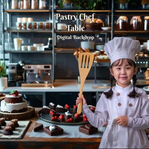 Puede incluir: Un joven chef con uniforme blanco de cocinero y gorro sostiene una espátula de madera en un ambiente de panadería. El fondo presenta estantes llenos de frascos y una vitrina de pastelería con pasteles y postres. El texto "Pastry Chef Table" y "Digital Backdrop" es visible en la imagen.
