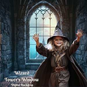 Peut inclure: Un jeune sorcier vêtu d'une robe brune et d'un chapeau pointu se tient dans une tour de pierre avec une grande fenêtre cintrée. La fenêtre donne sur un ciel nuageux et des montagnes lointaines. Le texte "Wizard Tower's Window Digital Backdrop" est en bas de l'image.