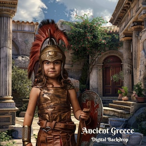 Può includere: Una bambina vestita da guerriera romana si trova davanti a uno sfondo digitale di una città greca antica. Indossa una corazza di bronzo, una gonna di pelle marrone e un elmo con una piuma rossa e dorata. Tiene uno scudo nella mano destra.