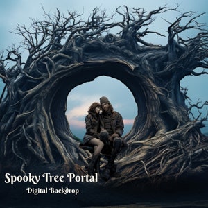 Może przedstawiać: Para siedzi wewnątrz dużego, sękatego pnia drzewa, który tworzy naturalny łuk. Drzewo jest nagie i ma ciemny, zniszczony wygląd. Tło to zamglone błękitne niebo z odcieniem różu.