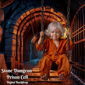 Peut inclure: Un jeune enfant vêtu d'une combinaison orange est assis sur une balançoire en chaînes dans un décor de donjon de pierre. Le donjon a une arche en briques et une porte en métal. Le texte "Stone Dungeon Prison Cell Digital Backdrop" est en bas de l'image.