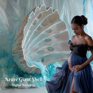 Puede incluir: Una persona embarazada con un vestido azul y negro de hombros descubiertos se encuentra frente a una gran concha azul y blanca. El fondo es una tela azul y blanca clara. El texto "Azure Giant Shell - Digital Backdrop" está en la parte inferior de la imagen.