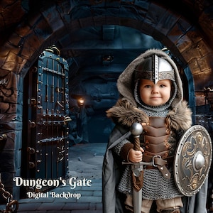 Puede incluir: Un niño pequeño vestido de caballero se encuentra frente a un arco de piedra con una gran puerta de metal. El niño lleva un casco plateado, una armadura de cota de malla y un cinturón de cuero marrón. El niño sostiene una espada en una mano y un escudo en la otra. El fondo es un escenario oscuro y parecido a una mazmorra con paredes de piedra y cadenas.