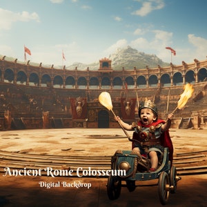 Può includere: Un bambino piccolo vestito da gladiatore romano guida un'auto giocattolo davanti a uno sfondo digitale del Colosseo romano antico. Il bambino indossa un mantello rosso e tiene una torcia in ogni mano. Il Colosseo è un grande anfiteatro circolare con molte file di sedili. L'immagine è uno sfondo digitale per la fotografia.