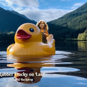 Könnte beinhalten: Eine große gelbe Gummiente schwimmt auf einem See, auf der ein Kind sitzt. Der See ist von grünen Bäumen und Bergen umgeben. Der Text "Rubber Ducky on Lake - Digital Backdrop" befindet sich am unteren Rand des Bildes.