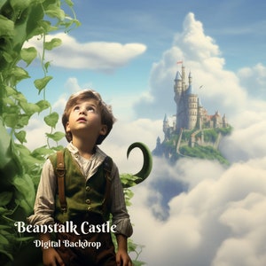 Puede incluir: Un telón de fondo digital que muestra a un niño mirando hacia arriba a un castillo de cuento de hadas flotando en las nubes. Una planta de frijol gigante con hojas verdes y un zarcillo rizado está en primer plano. El texto "Beanstalk Castle Digital Backdrop" está en la parte inferior.
