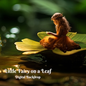 Pode incluir: Uma menina vestida com um vestido dourado senta-se em uma grande folha verde, que flutua em um corpo de água. O fundo é uma floresta verde desfocada. O texto "Little Fairy on a Leaf" e "Digital Backdrop" está na parte inferior da imagem.