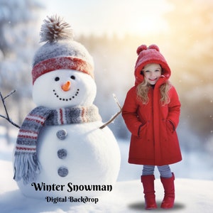 Può includere: Una ragazza con un cappotto rosso con cappuccio sta accanto a un pupazzo di neve con una sciarpa a righe in un paesaggio invernale innevato. Lo sfondo è un'immagine sfocata di alberi e neve.