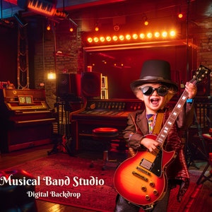 Könnte beinhalten: Ein junger Musiker in einem schwarzen Zylinder und Sonnenbrille spielt eine elektrische Gitarre in einem rot beleuchteten Aufnahmestudio. Das Studio verfügt über eine Vintage-Tastatur, ein Mischpult und andere Musikausrüstung. Der Text "Musical Band Studio - Digital Backdrop" ist unten im Bild sichtbar.