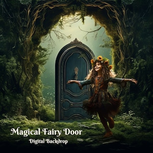 Puede incluir: Una niña con una corona de girasoles se encuentra en un exuberante bosque verde, sonriendo mientras extiende la mano hacia una gran puerta azul adornada. La puerta está enmarcada por un arco de hojas, creando una escena mágica y fantástica.