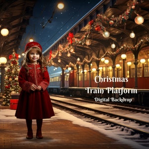 Può includere: Una bambina con un vestito e un cappello rossi è in piedi su una piattaforma ferroviaria decorata per Natale. La piattaforma è ricoperta di neve e ci sono luci e ghirlande appese al soffitto. Un treno è visibile sullo sfondo.