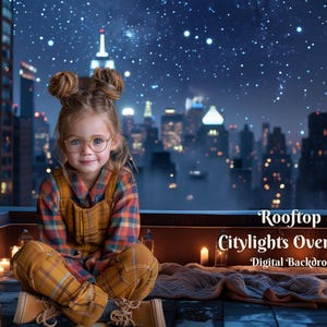 Pode incluir: Uma menina com óculos e dois coques está sentada em um terraço com vista para uma cidade à noite. Ela usa uma camisa xadrez e macacão. A cena é iluminada por velas e luzes da cidade. O texto na imagem diz "Rooftop Citylights Overview Digital Backdrop."