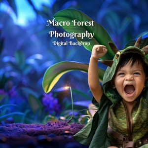 Puede incluir: Un niño con un disfraz de dragón verde con la boca abierta, sonriendo y levantando los brazos en el aire. El fondo es una imagen borrosa de un bosque con hojas verdes y luces azules.